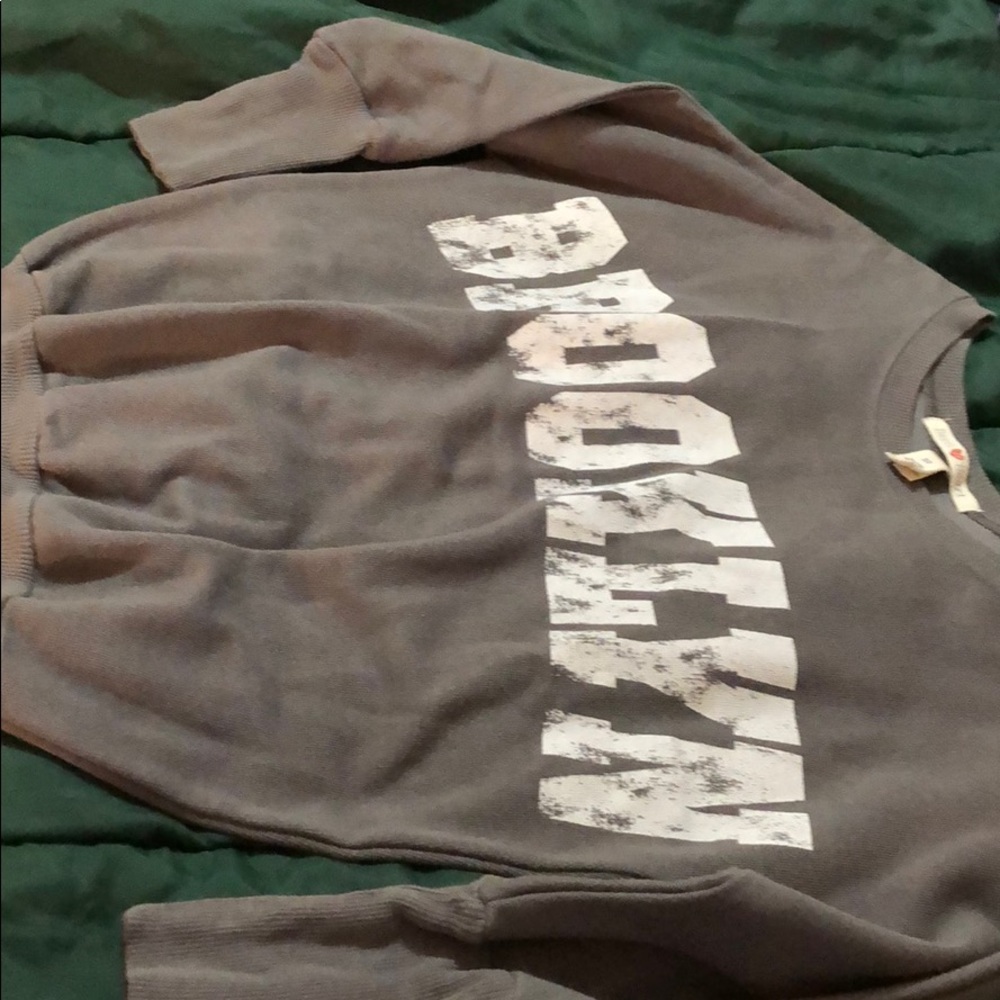 Gray three quarter sleeve.
